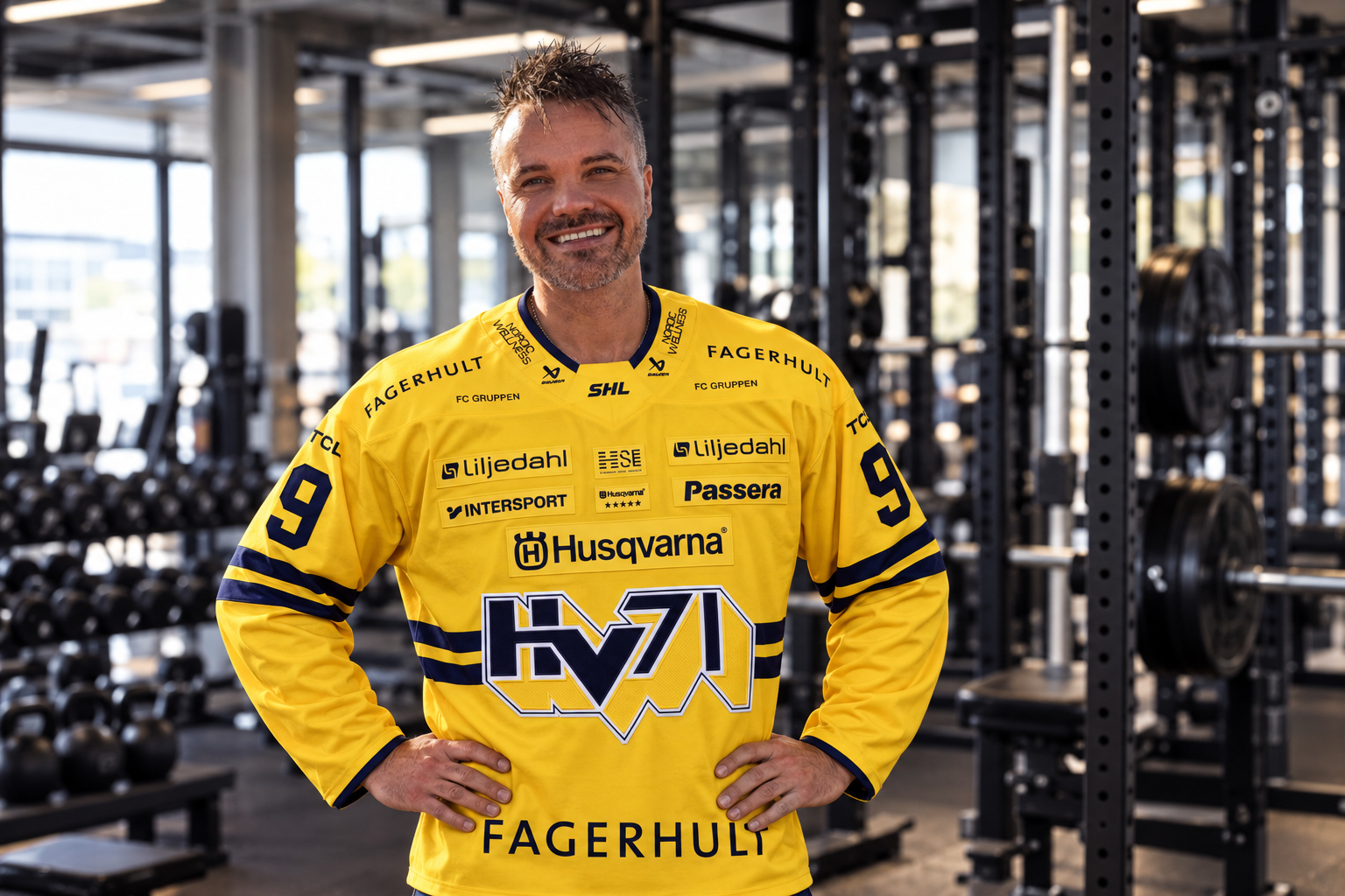 Michal Krčmář ve fitku FitPULS v hokejovém dresu